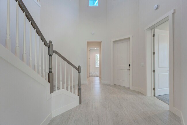 Building Photo - 9346 Crestview Cir