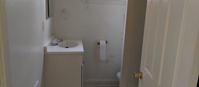 Building Photo - One bedroom, 2nd Floor apartment - all uti...