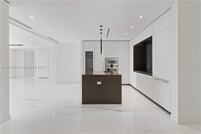 Building Photo - 300 Biscayne Blvd Way