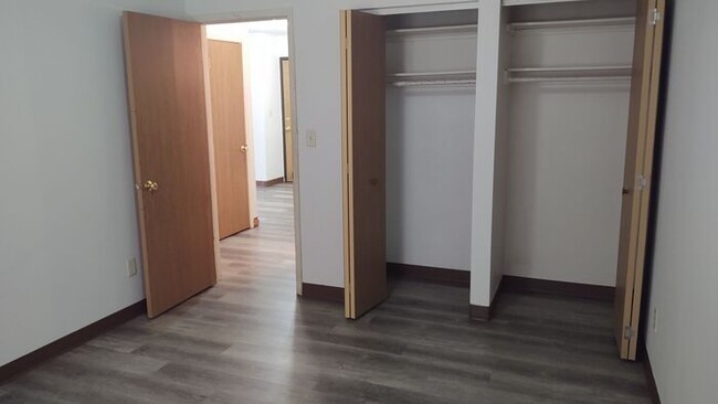 Building Photo - $1,095 | 3 Bedroom, 1 Bathroom Apartment |...