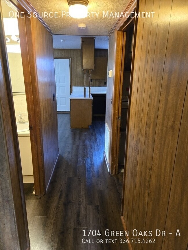 Building Photo - 1704 Green Oaks Dr SE