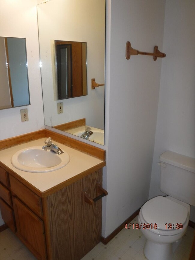 Building Photo - 3 Bedroom Home- Close to Parks and Schools!!- Dog Negotiable!!