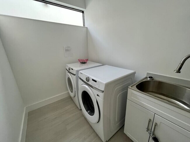 Building Photo - 549 NE 14th Ave