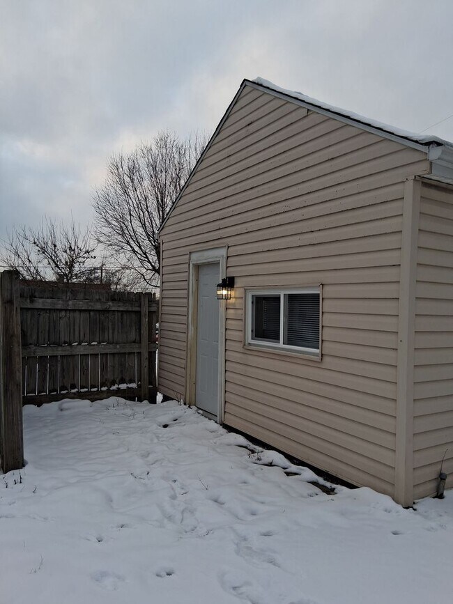 Building Photo - Quaint Newly-renovated Bungalow