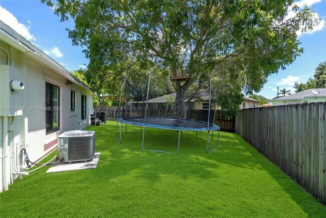 Building Photo - 1038 SW 120th Way