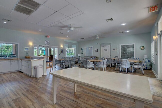 Building Photo - ** NICELY FURNISHED 3 Bedroom\2 Bath FIRST...