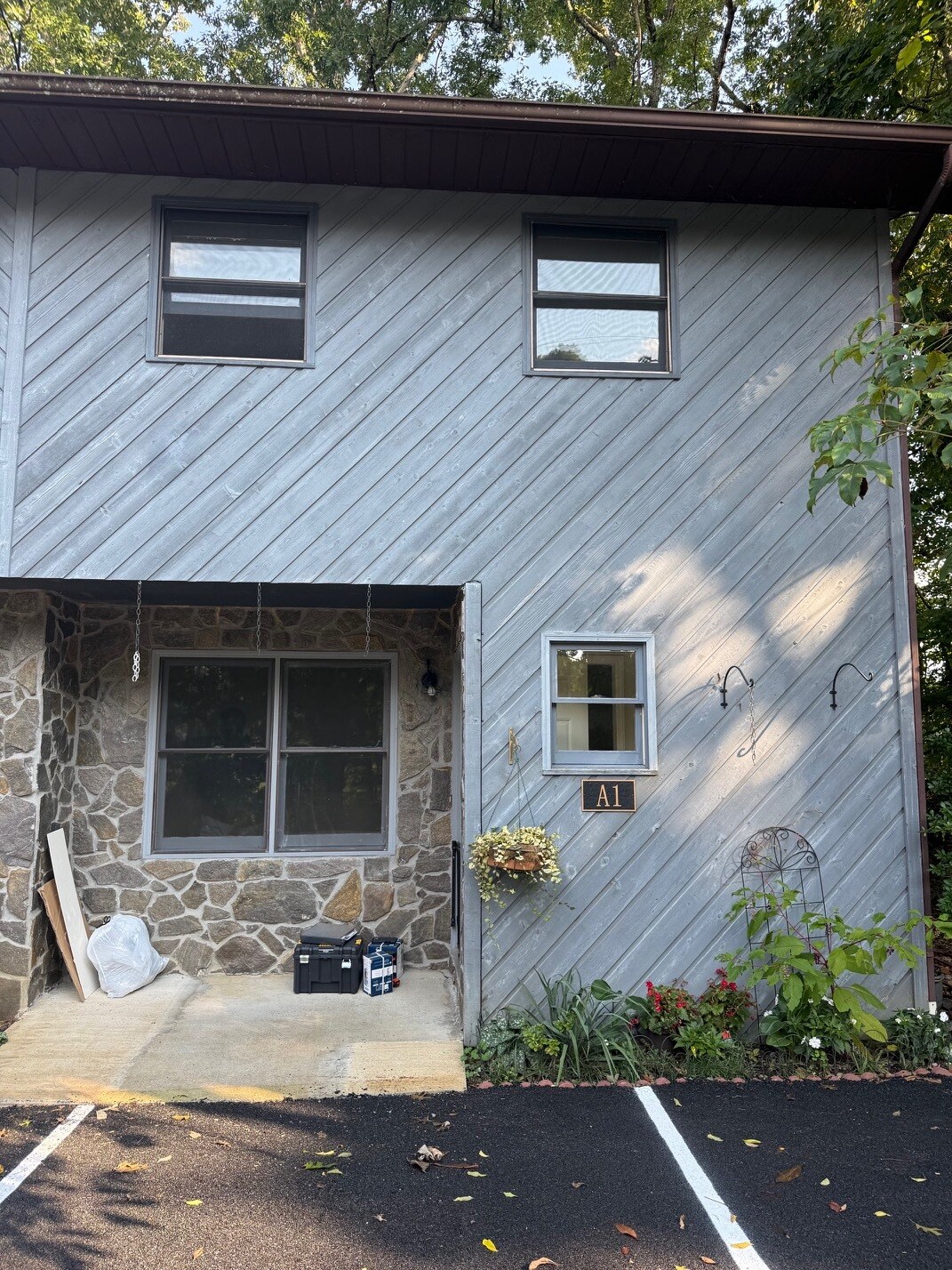 Building Photo - 348 River Rd