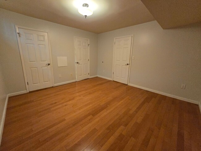 Building Photo - WASHINGTON SQUARE 2 BED 2 BATH BILEVEL APA...