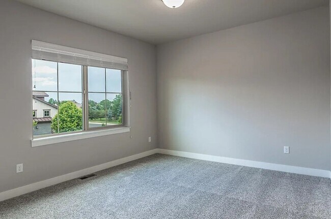 Building Photo - Great Townhouse in Windsor