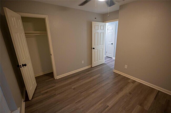 Building Photo - 3318 Kentwood Dr