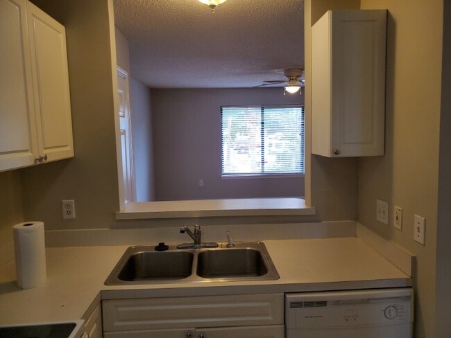 Building Photo - 501 Pinewood Rd