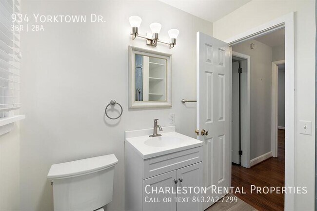 Building Photo - 934 Yorktown Dr