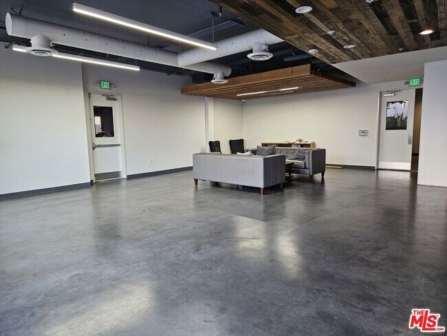 Building Photo - 105 S Mariposa Ave