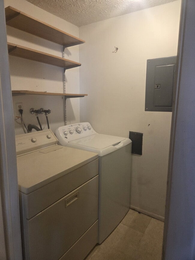 Building Photo - "Charming 2-Bed Condo in Frederick - Cozy Living Awaits!"