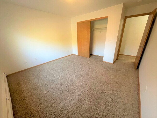 Building Photo - 4380 Parklawn Ave
