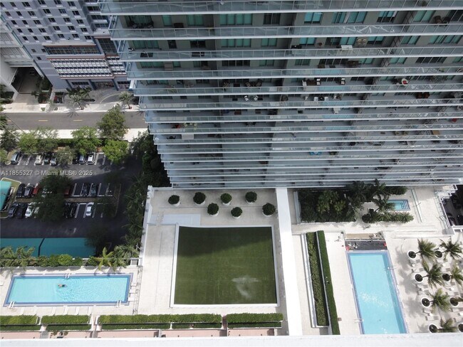 Building Photo - 1111 SW 1st Ave