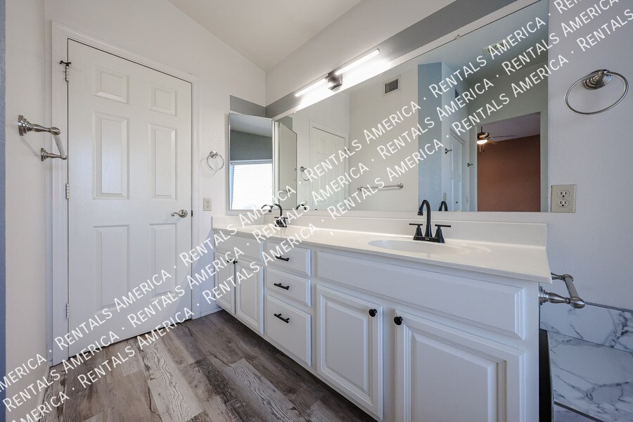 Building Photo - 6101 W Whispering Wind Dr