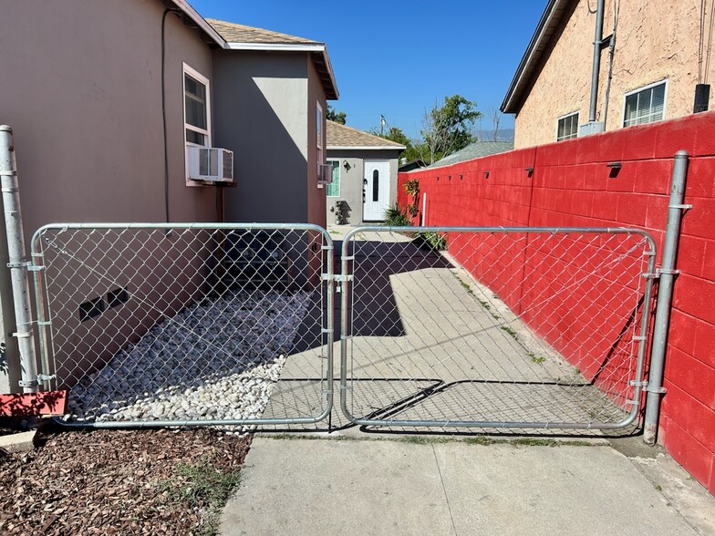 Building Photo - 1030 W Temple St