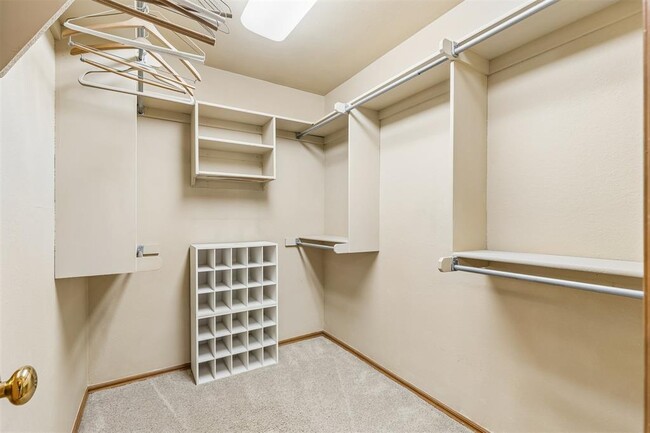 Building Photo - 1820 Chelsea Dr