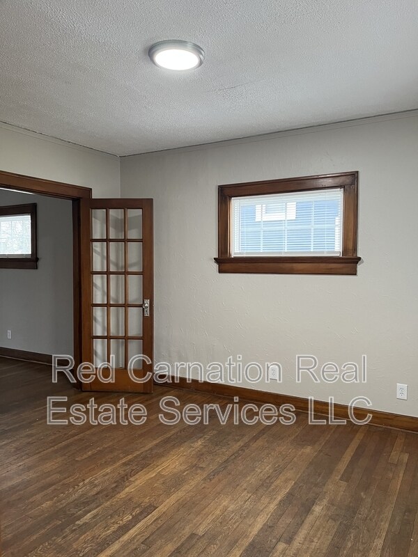 Building Photo - 1009 W Hillcrest Ave