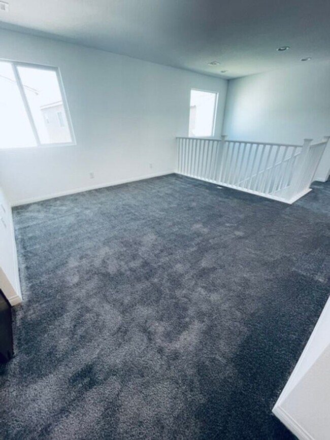 Building Photo - BEAUTIFUL 4 BEDROOM + LOFT HOME LOCATED IN...