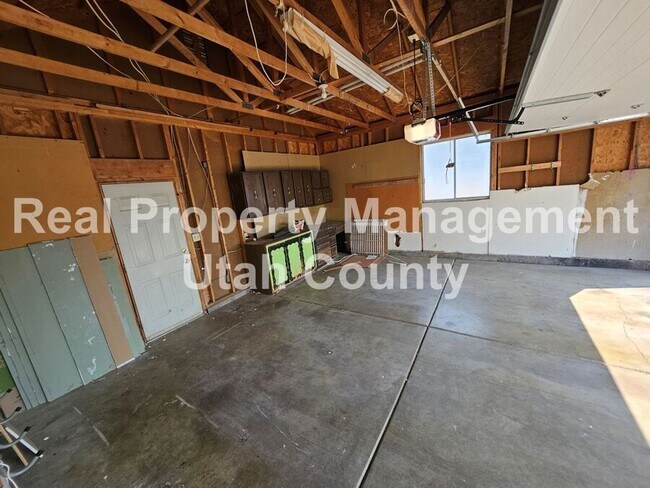 Building Photo - 81 S 220 W St