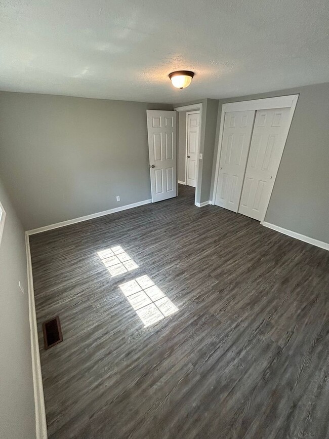 Building Photo - Carrollton City Apartment Available Now wi...