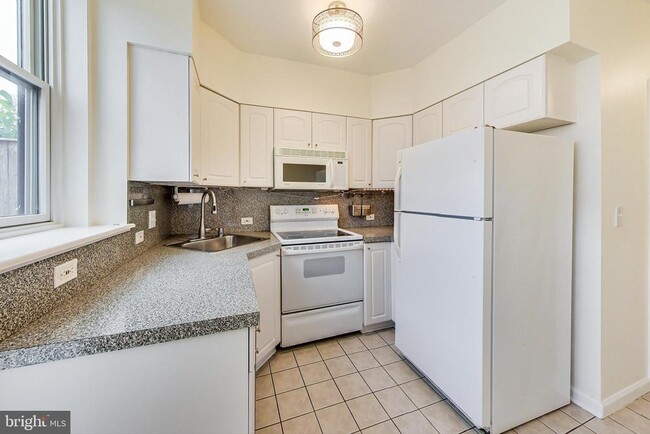 Building Photo - 1749 L St NE