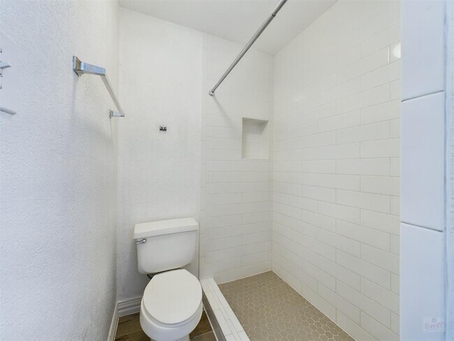 Building Photo - 2124 Burton Dr