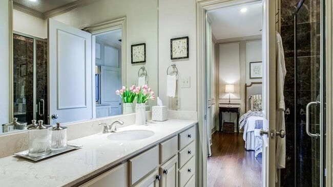 Building Photo - 2848 Woodside St