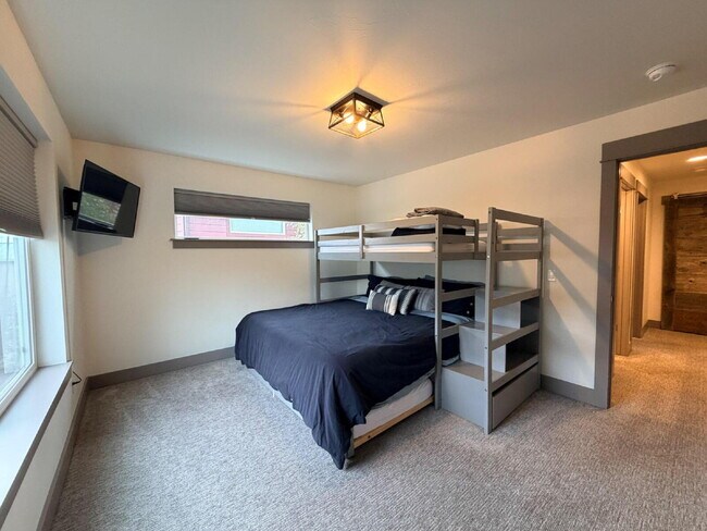 Building Photo - Gorgeous and Quiet 3 Bed 2.5 Bath Home in Railway Lofts & Cottages With Gallatin River Access!! M...