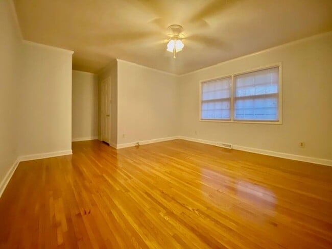 Building Photo - Nice quiet neighborhood -3 bed,2 bath bric...