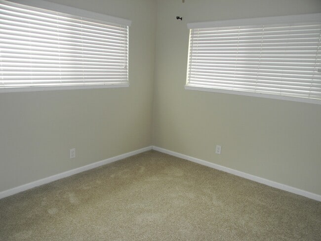 Building Photo - 352 S Pine St