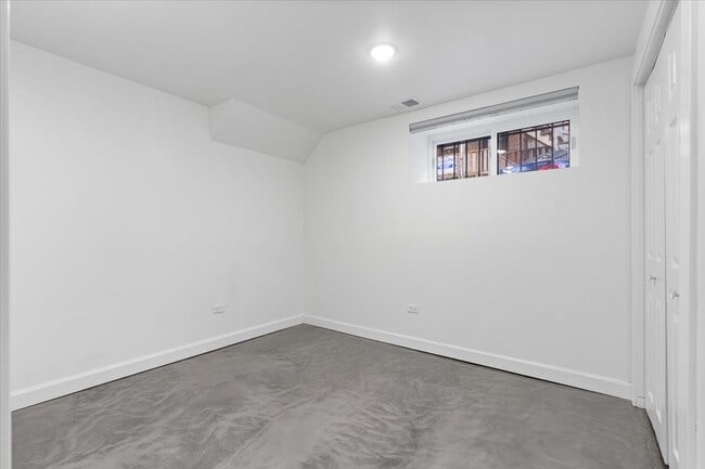 Building Photo - 722 S Laflin St