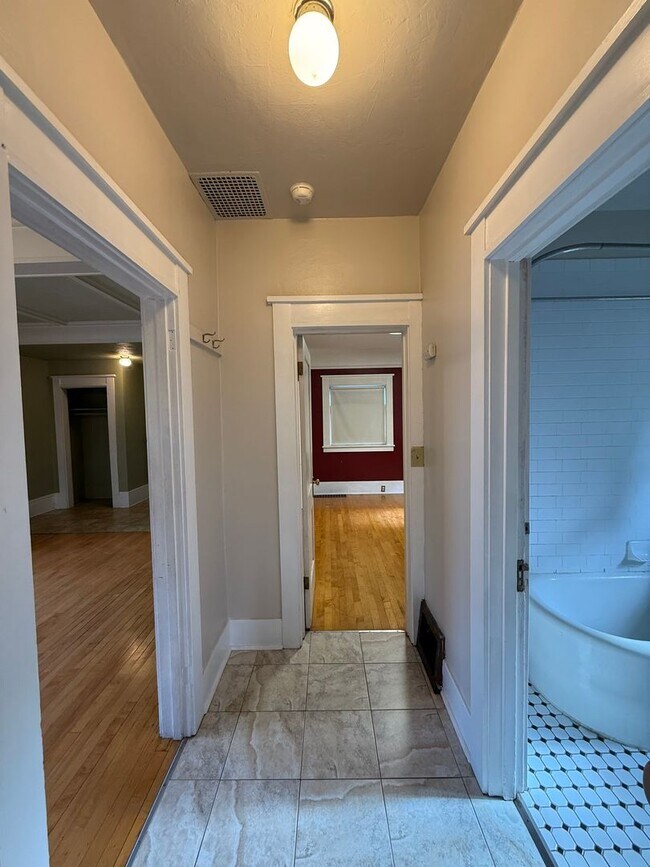Building Photo - Charming Victorian Home on South Hill
