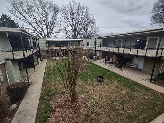 Building Photo - Pristine move-in ready condo located in Di...