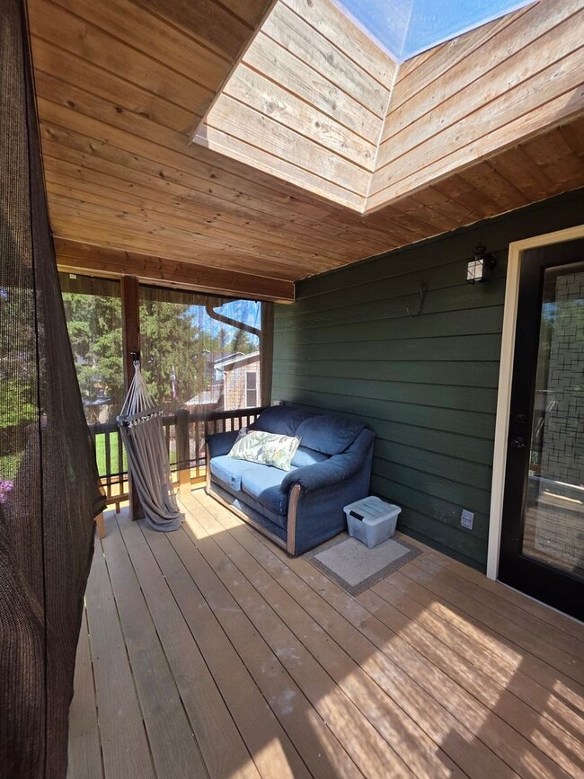 Building Photo - Lea Hill tri-level home - 3 bedroom 2.5 bath home - Feels like new/ Remodeled - A Must see - Avai...