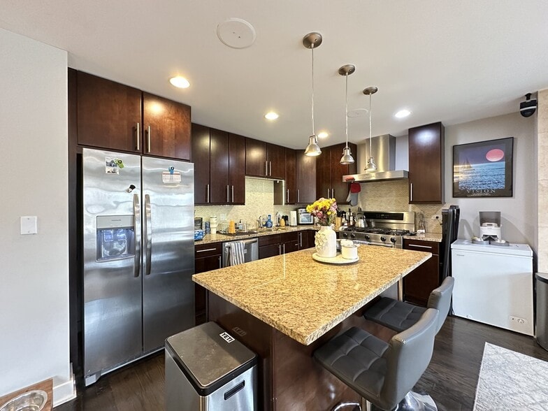 Building Photo - 917 N Damen Ave