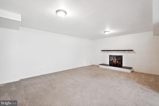Building Photo - 7001 Longwood Dr