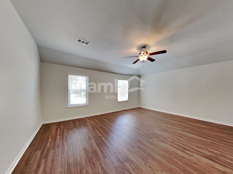 Building Photo - 31442 Camden Village Dr