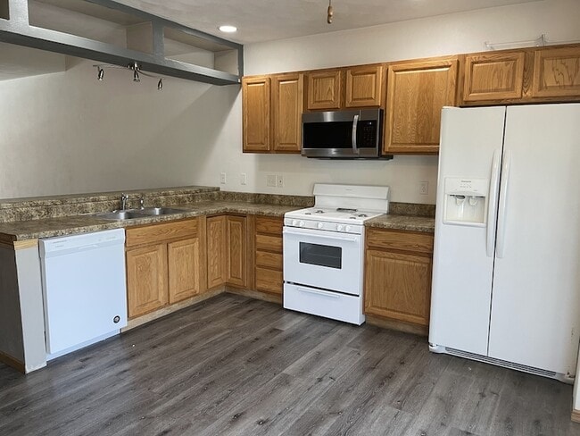 Building Photo - 6032 Park Ridge Rd