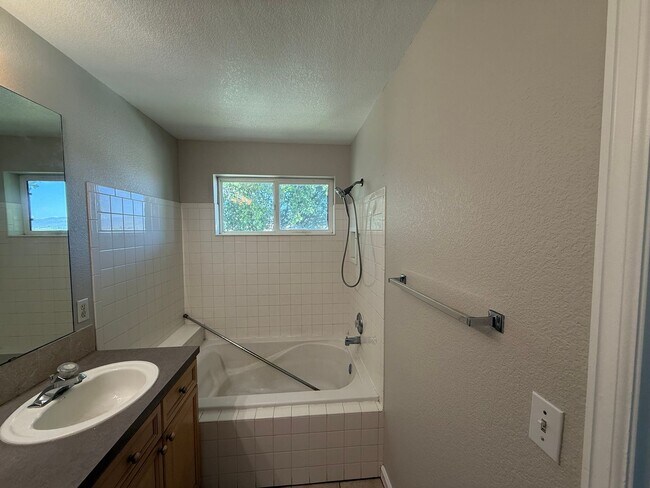 Building Photo - 3 bedroom home in Longmont
