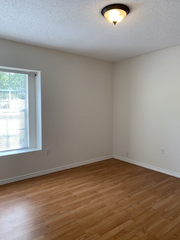 Building Photo - 1077 Shady Hollow Dr