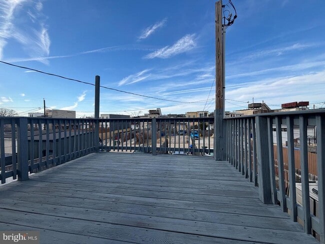 Building Photo - 1122 W Hamburg St