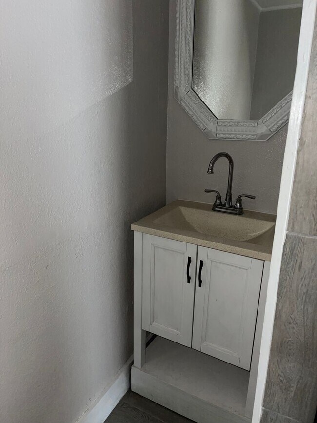 Building Photo - 3/2 Remodeled Home in Lampasas