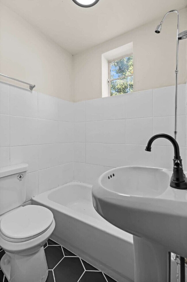 Building Photo - For Rent: Spacious 4 Bedroom Home in South...