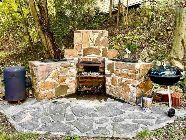 Building Photo - 404 N Jackson St