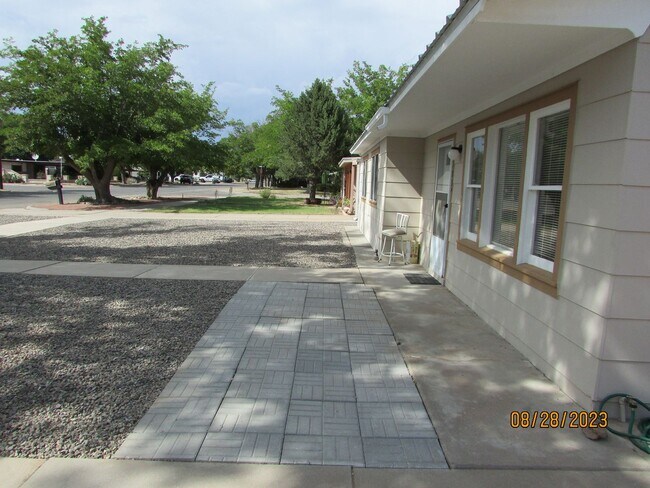 Building Photo - $900 3 Bedroom/1 Bath Spacious Home, Located in a desirable neighborhood