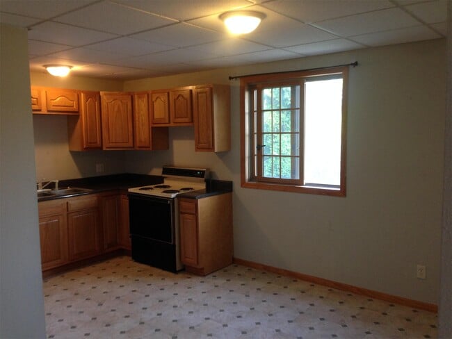 Building Photo - 400 Main St