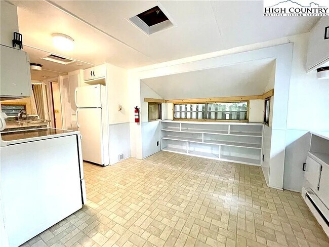 Building Photo - 252 Trillium Rd